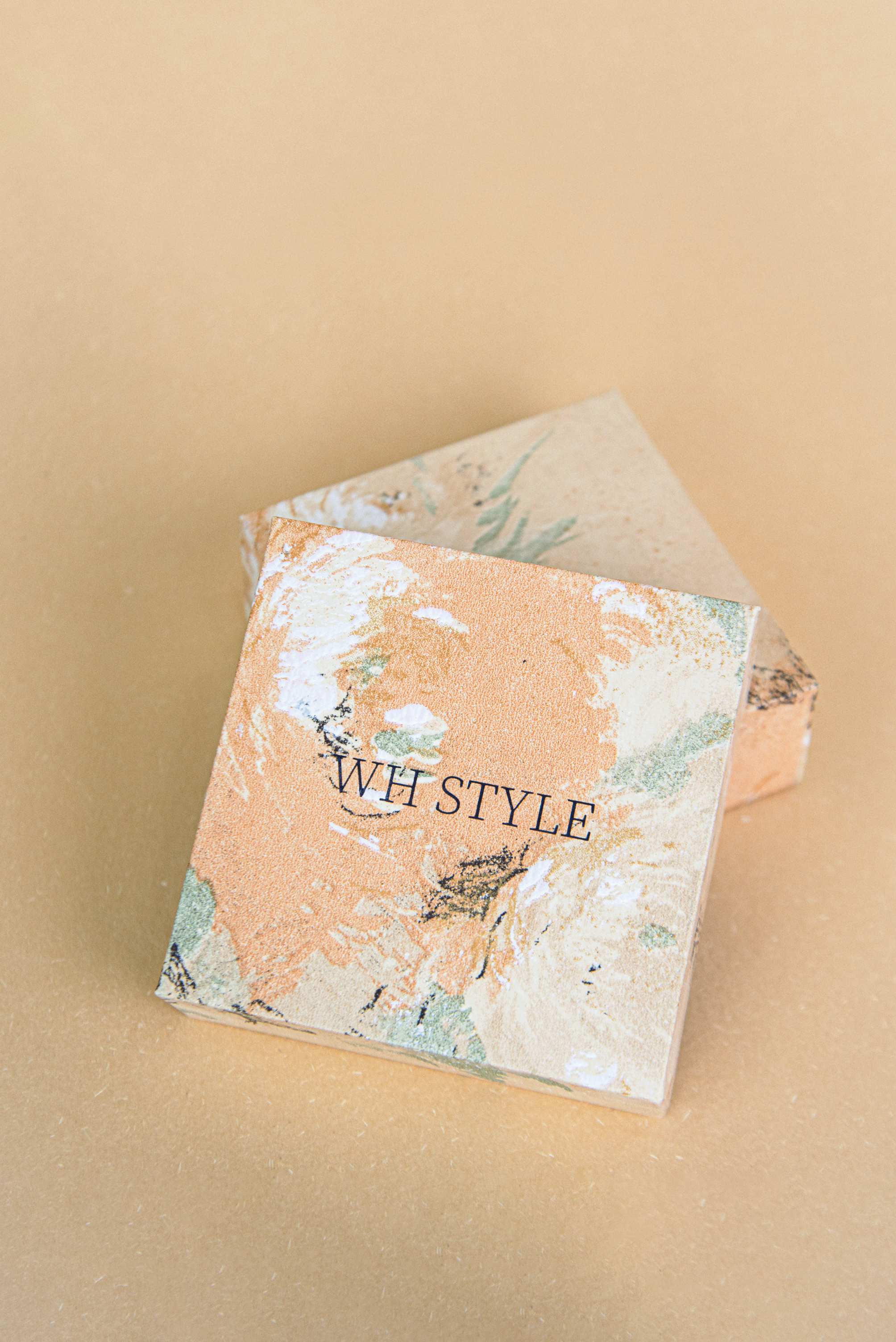 Rigid box with custom color finish Rigid box with custom color finish